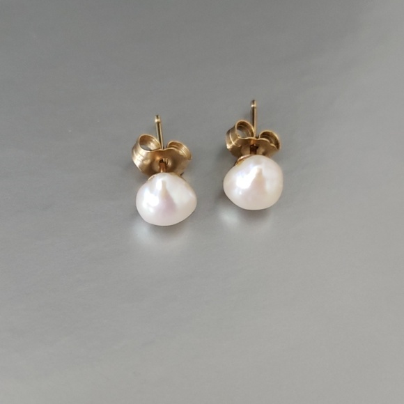 18K Yellow Gold Pearl Stud Earrings